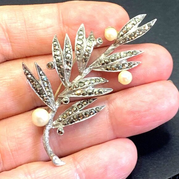 VTG Sterling Silver 925 Pearl & Marcasite Leaf Design Brooch Size 2.25'' Length
